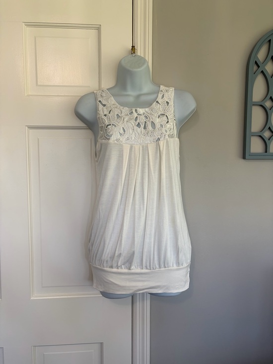 julie's closet Tops - julie's closet White Lace Yoke Sleeveless Tank